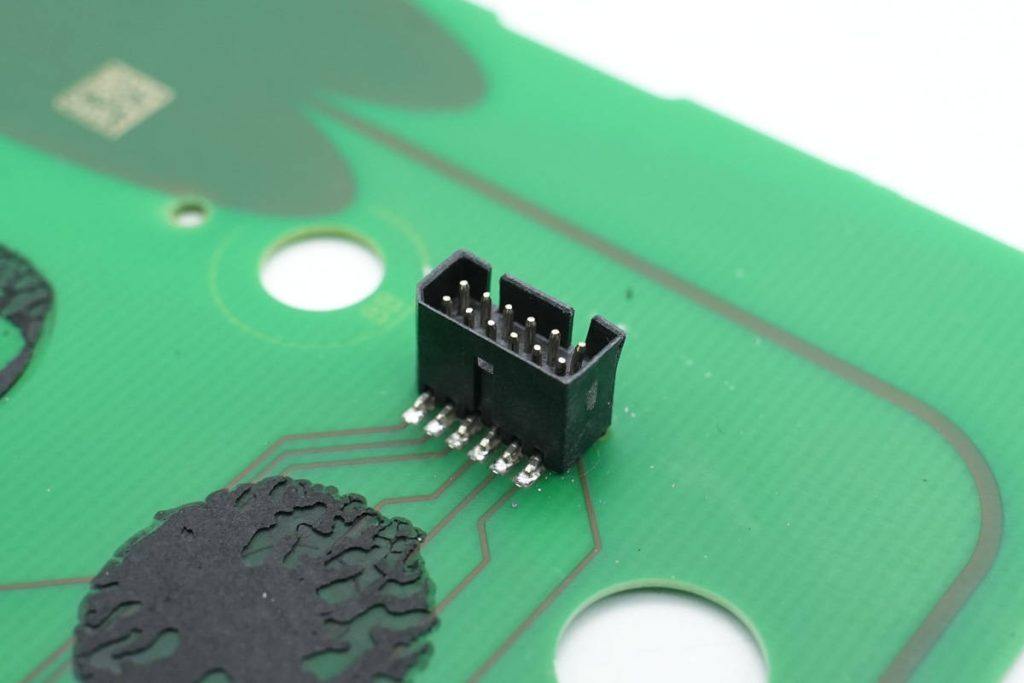 宝马5系无线充电拆解,宝马5系充电器怎么拆