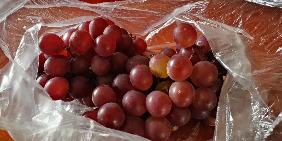 两串葡萄568元,街上叫卖20元一箱的葡萄