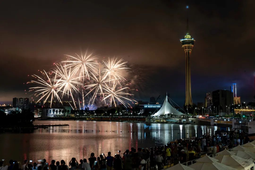 【明晚！第二个烟花夜】一边看烟花、一边品尝美食、玩游戏、看表演！