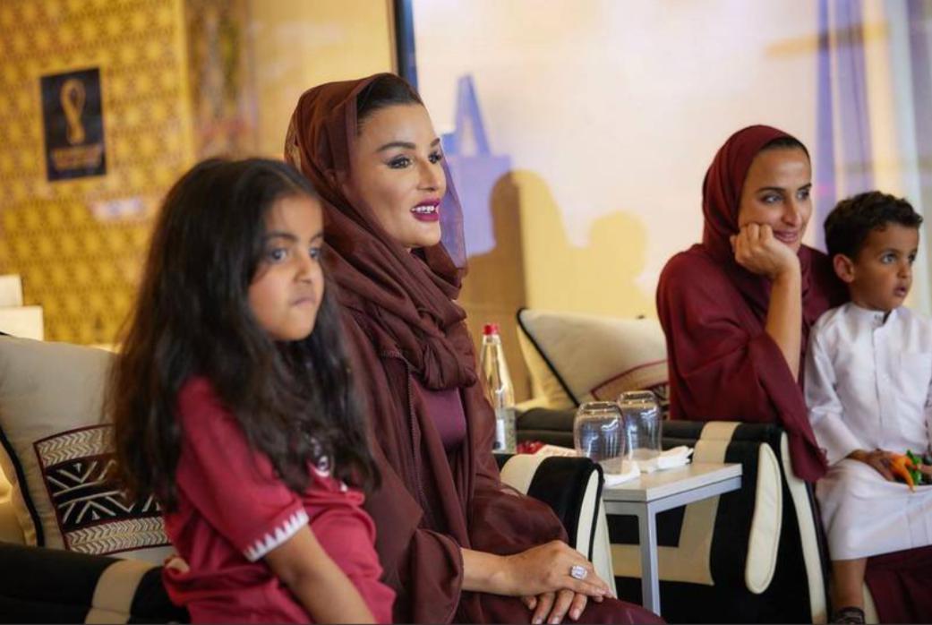 卡塔尔太后穿12年前的裙子，戴卡洛琳公主同款胸针，依然惊艳时光