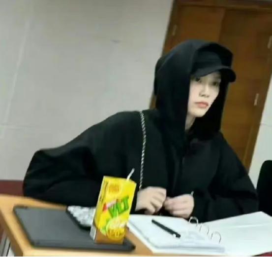 何猷君奚梦瑶,奚梦瑶何猷君卖衣服