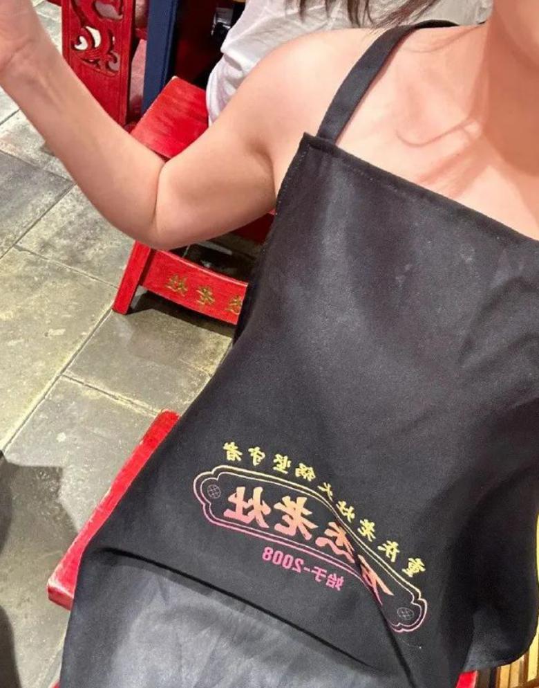 千万不要轻易穿抹胸吃火锅！: