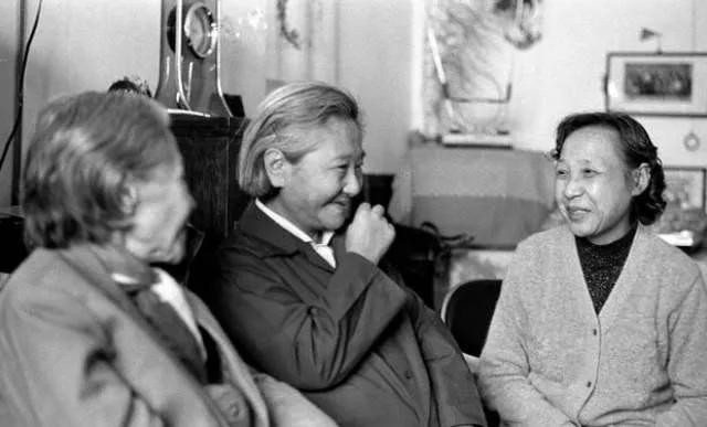 紫禁城最美三格格，在新中国摆摊卖香烟，毛主席为她点了个赞