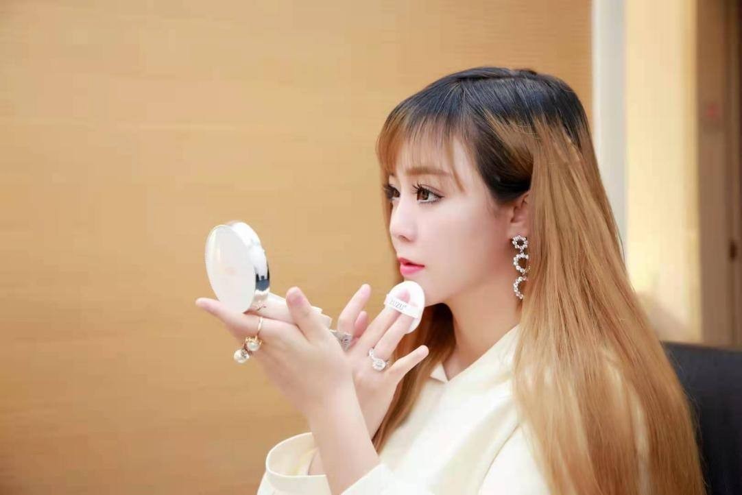 将过去的经历化为养分雪大用心经营现在的事业,“敦煌童画”