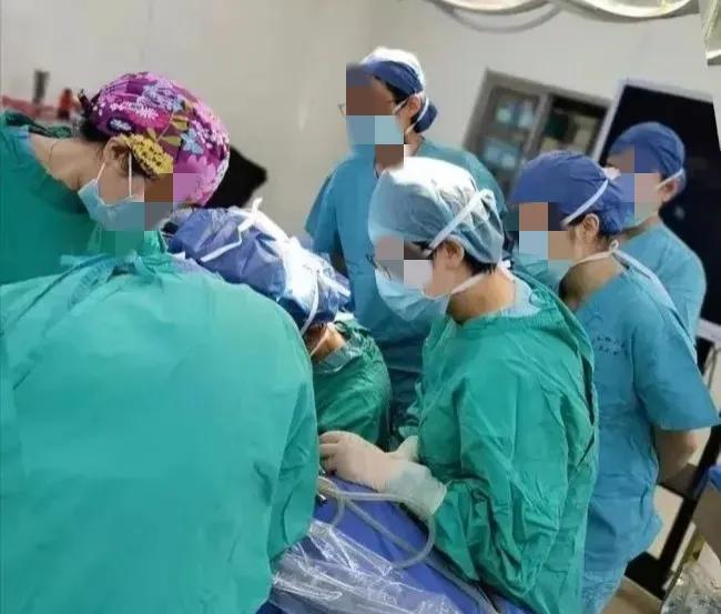 女性腹痛诊断,女子腹痛难忍检查出结石