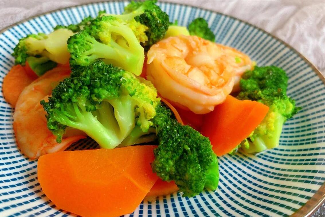 少吃花生多吃碱性菜头发乌黑,50岁后少吃花生多吃三种碱性菜