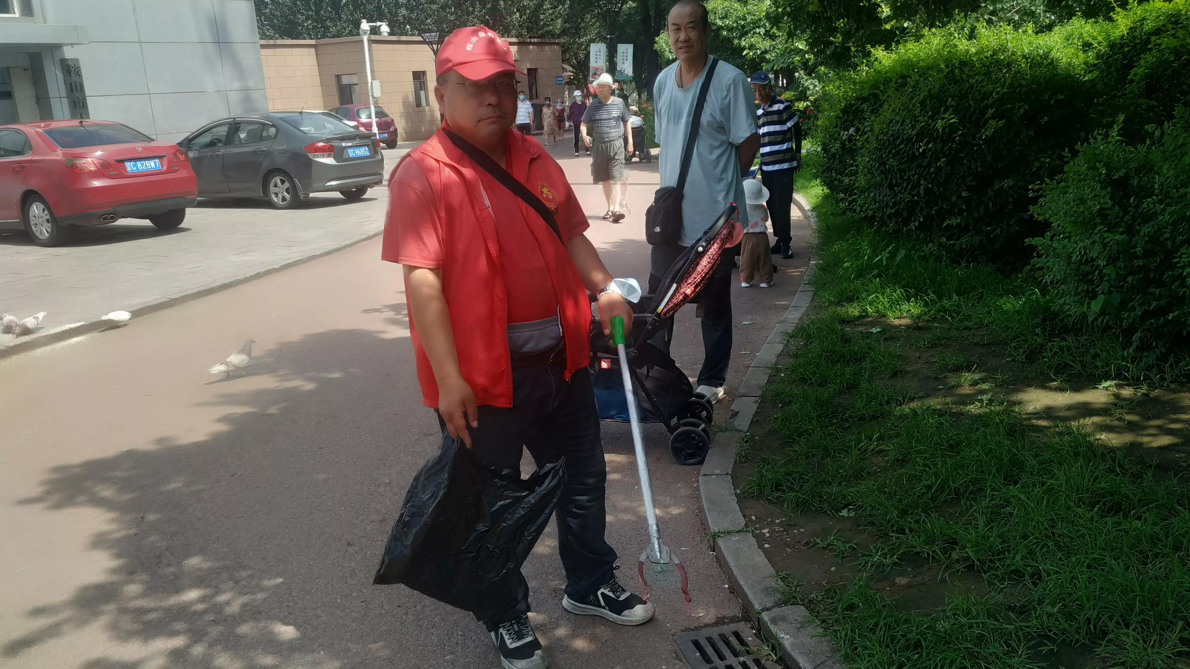 15年，他安装800余个烟蒂盒子