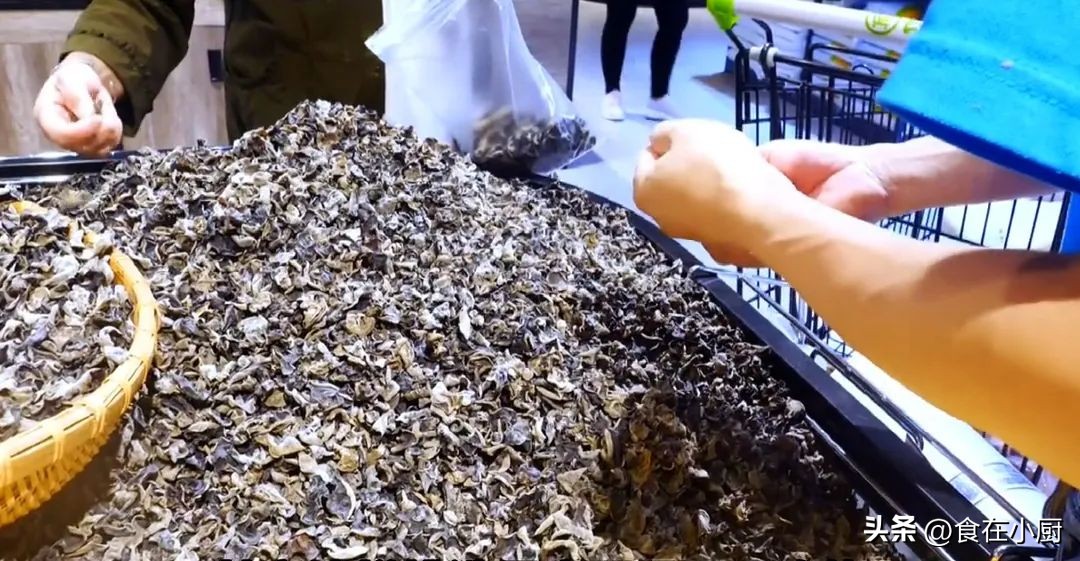 木耳怎么泡干净又快除虫卵,木耳上有很多黑点虫卵还能吃吗