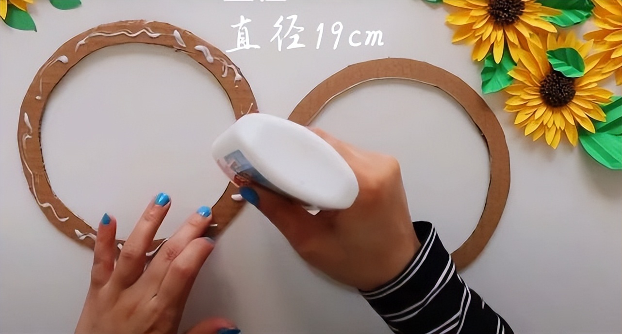 一款适合挂墙上的向日葵纸花