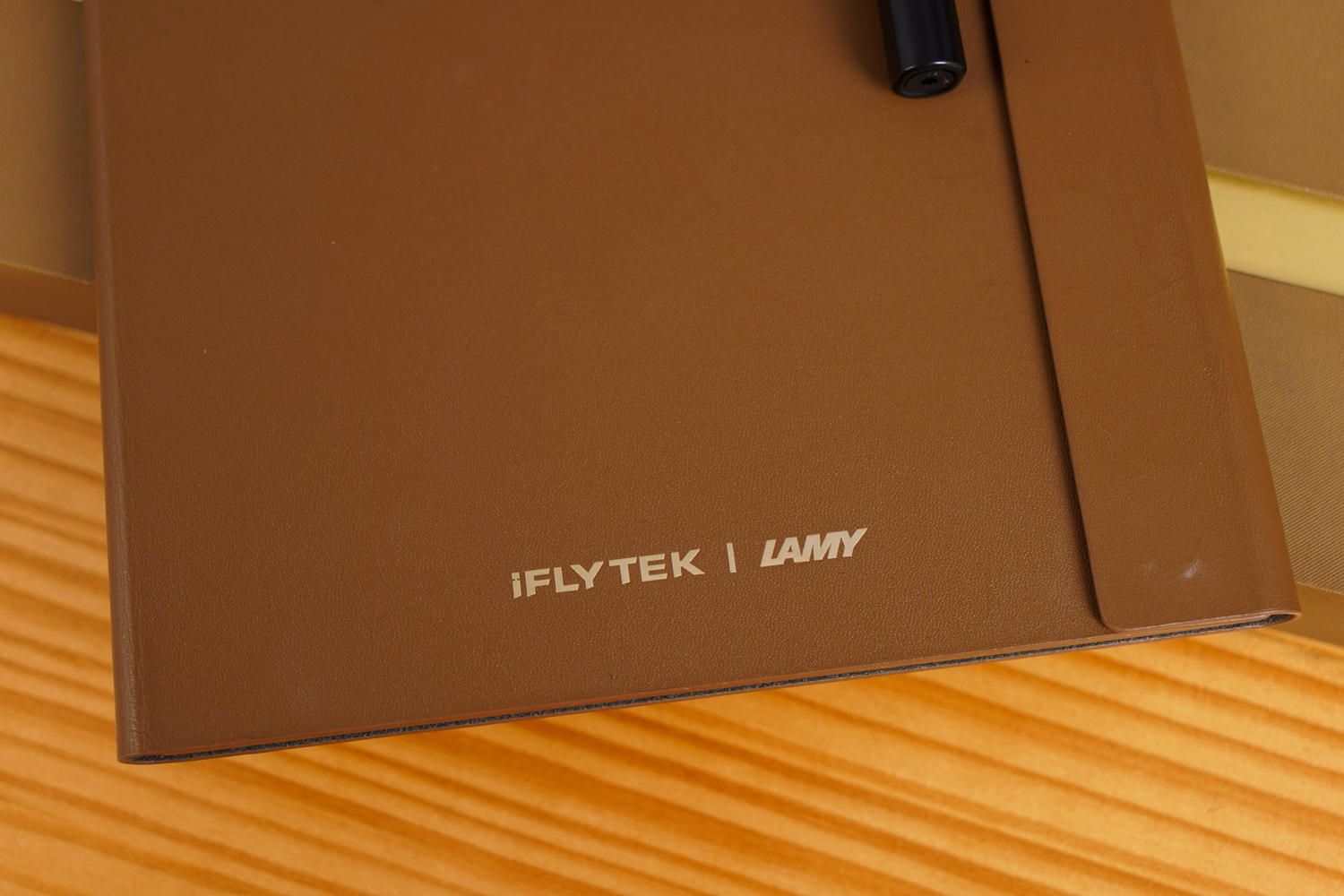 商务伴手礼高端与实用兼顾-讯飞智能办公本X2LAMY联名款