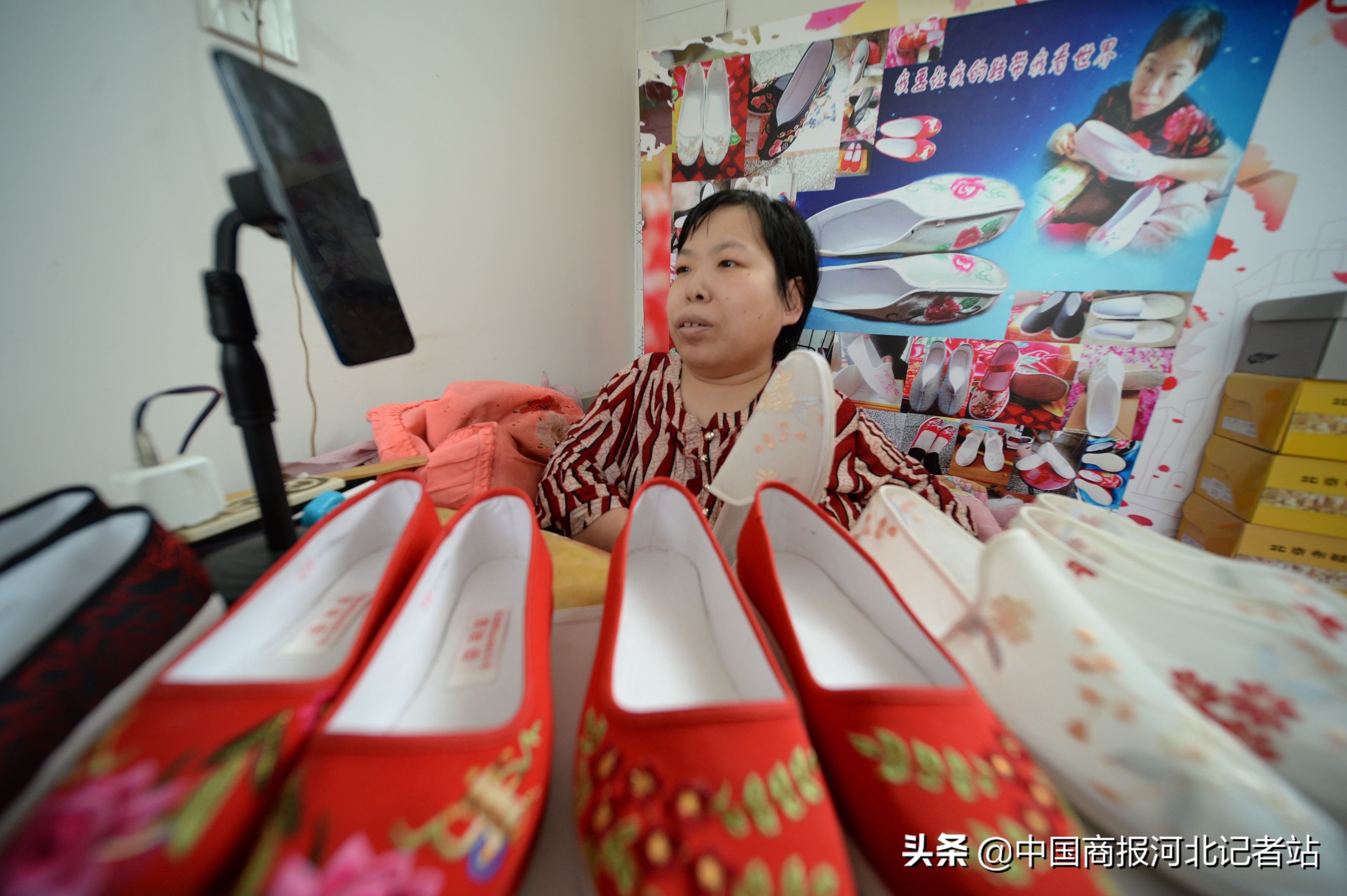 河北顺平:身残志坚双手绘出多彩人生