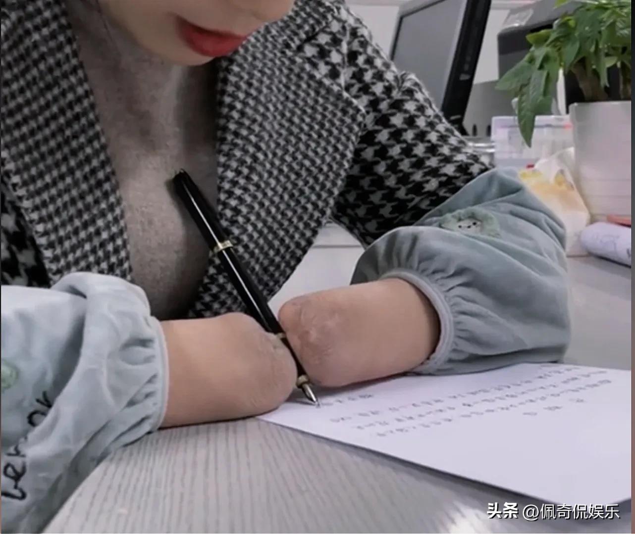 站在讲台上12年，无手无脚，用她残疾的手臂给山区的孩子指引方向