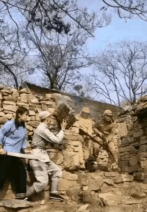 涂发胶抹口红，打仗住酒店，这些抗日剧，对得起以前的战士吗？