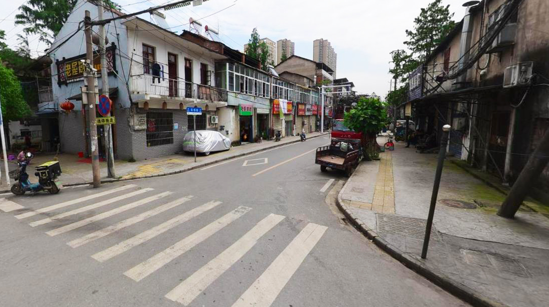 穿梭于武汉东西湖区这条小街，古朴民房和老商铺遍布，充满烟火气