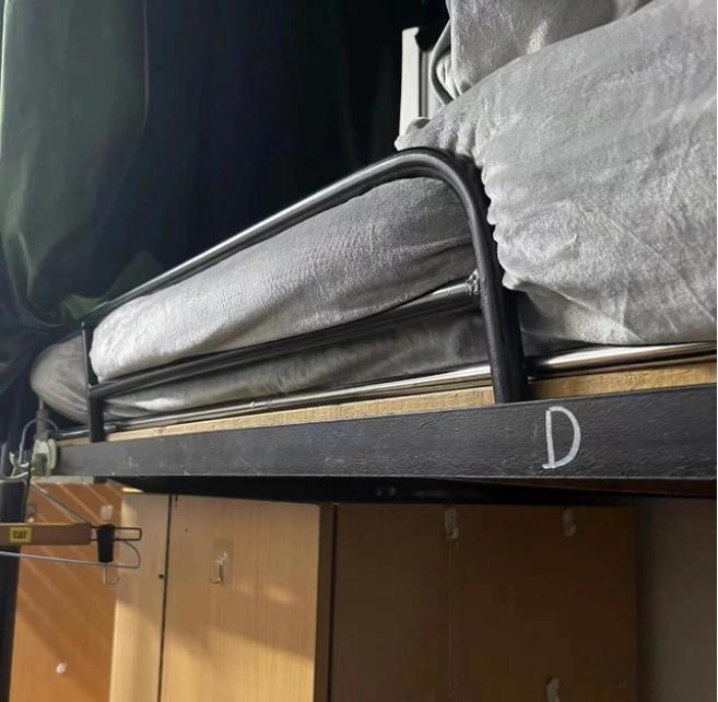 女生宿舍上铺摔下来,女生从宿舍上铺摔下致死