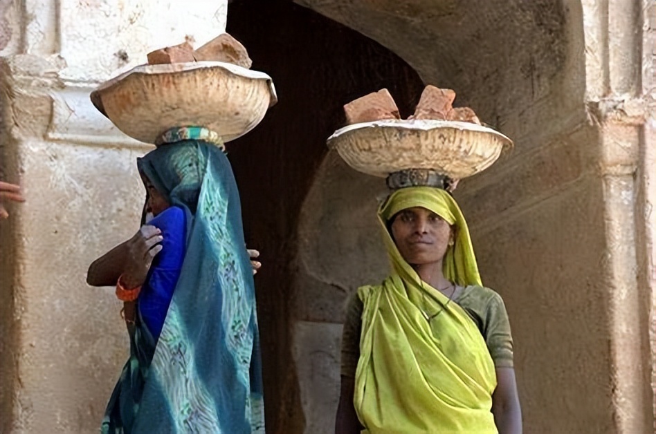 月经耽误工作怎么办？每年有10万印度女人割掉子宫，只为多挣钱！