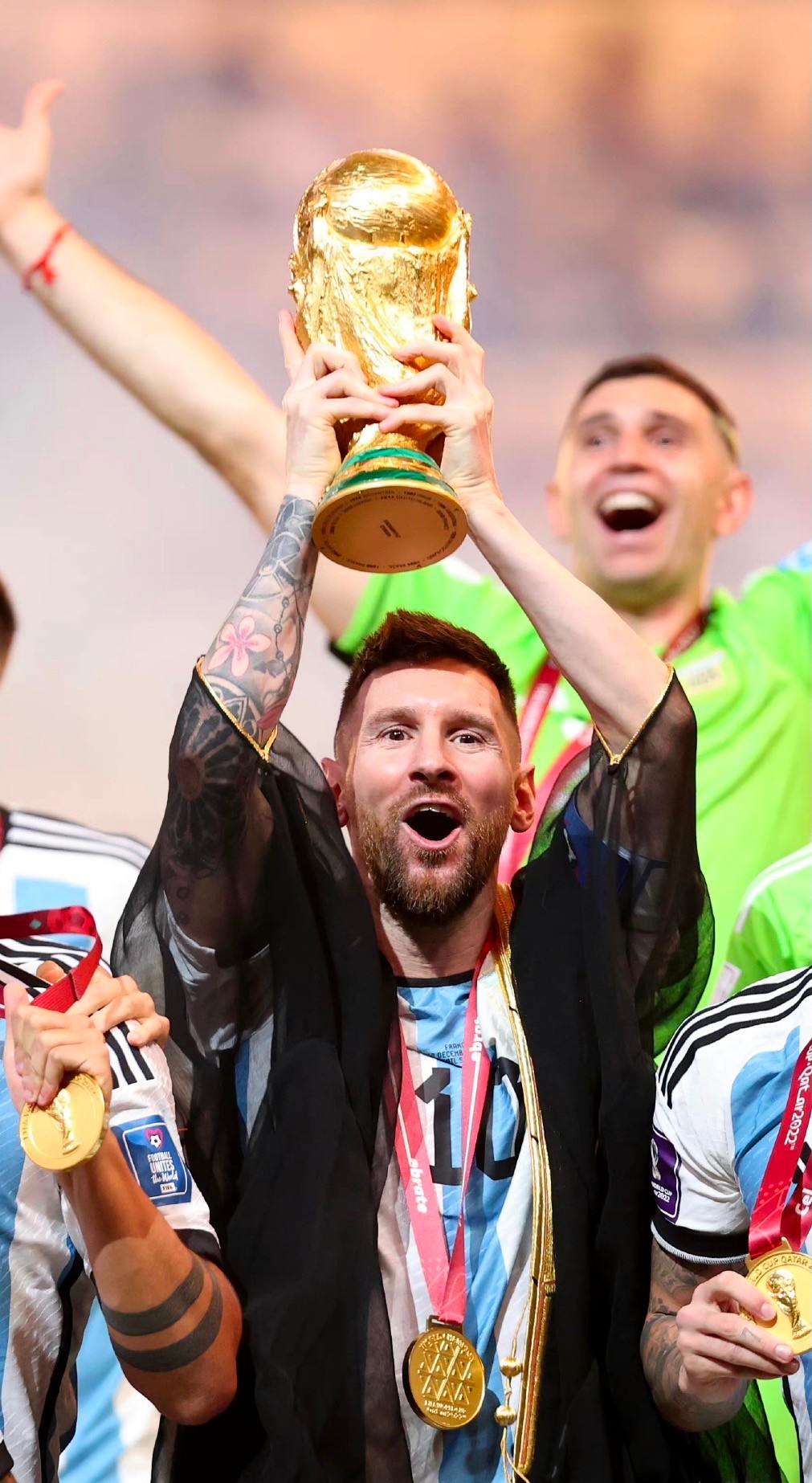 梅西有多火？捧杯图点赞数超5600万，打破C罗纪录，4亿粉丝太疯狂