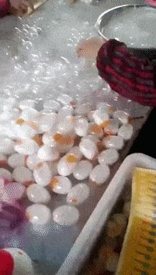 女孩子看起来外表美丽，其实裤袜已经掉到大腿根了！哈哈哈