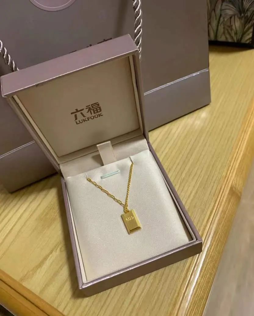 迎财神要摆几样东西最好,手捧元宝的财神金子