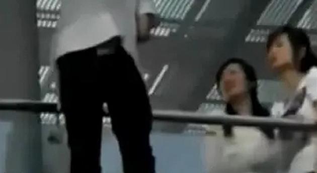 21岁小伙桥边崩溃欲跳江,四川16岁男孩跳桥被女孩救了