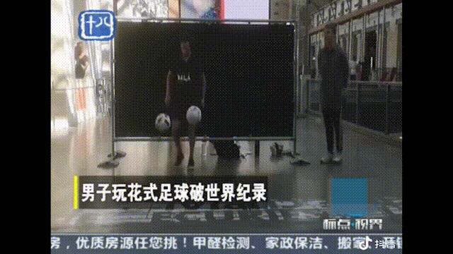 卡卡花式踢球,卡卡戏耍两个后卫