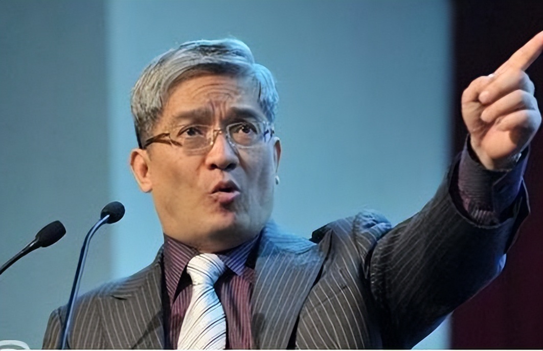 2011年，55岁的*咸平郎**爱上31岁空姐，2年后分手想让空姐赔他900万