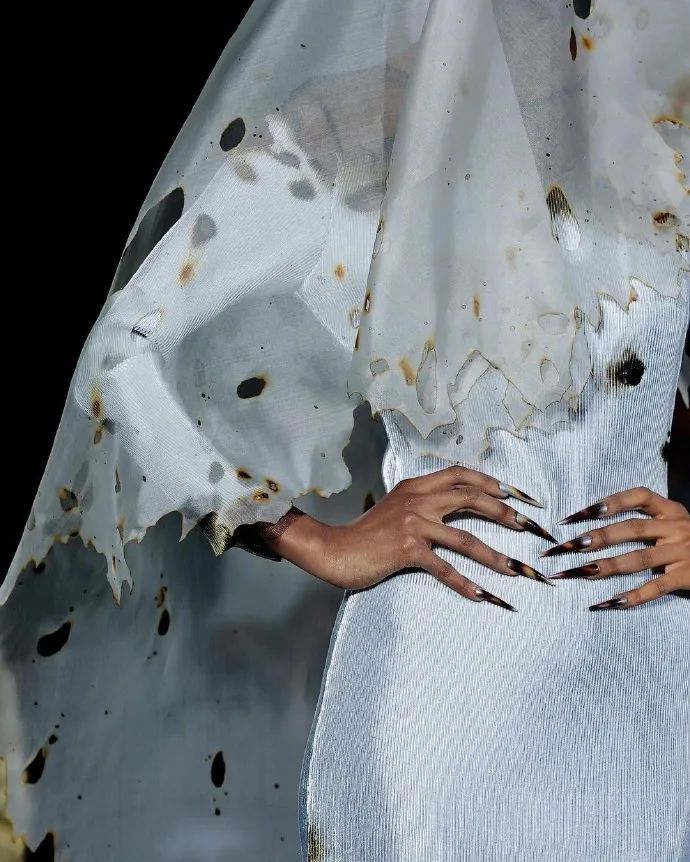 戛纳红毯范冰冰艳压群芳,范冰冰再次惊艳戛纳红毯