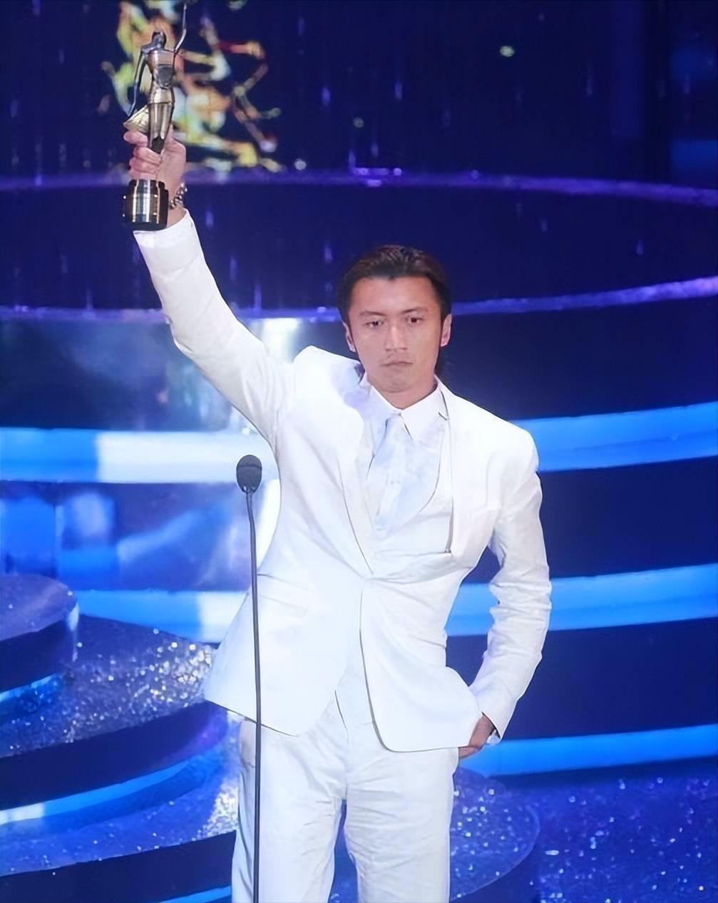 85岁谢贤首获金像影帝，被林家栋搀扶上台，3年前获得终身成就奖