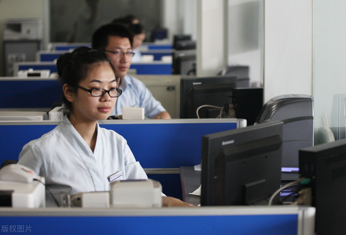刚毕业研究生进央企总部的工资,工商银行刚入职大学生工资待遇