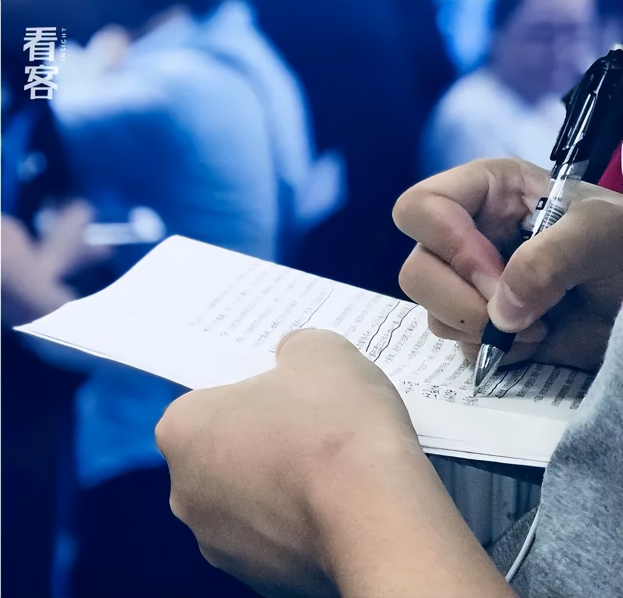 北京通勤路上，她用镜头记录2000个捧着书的人