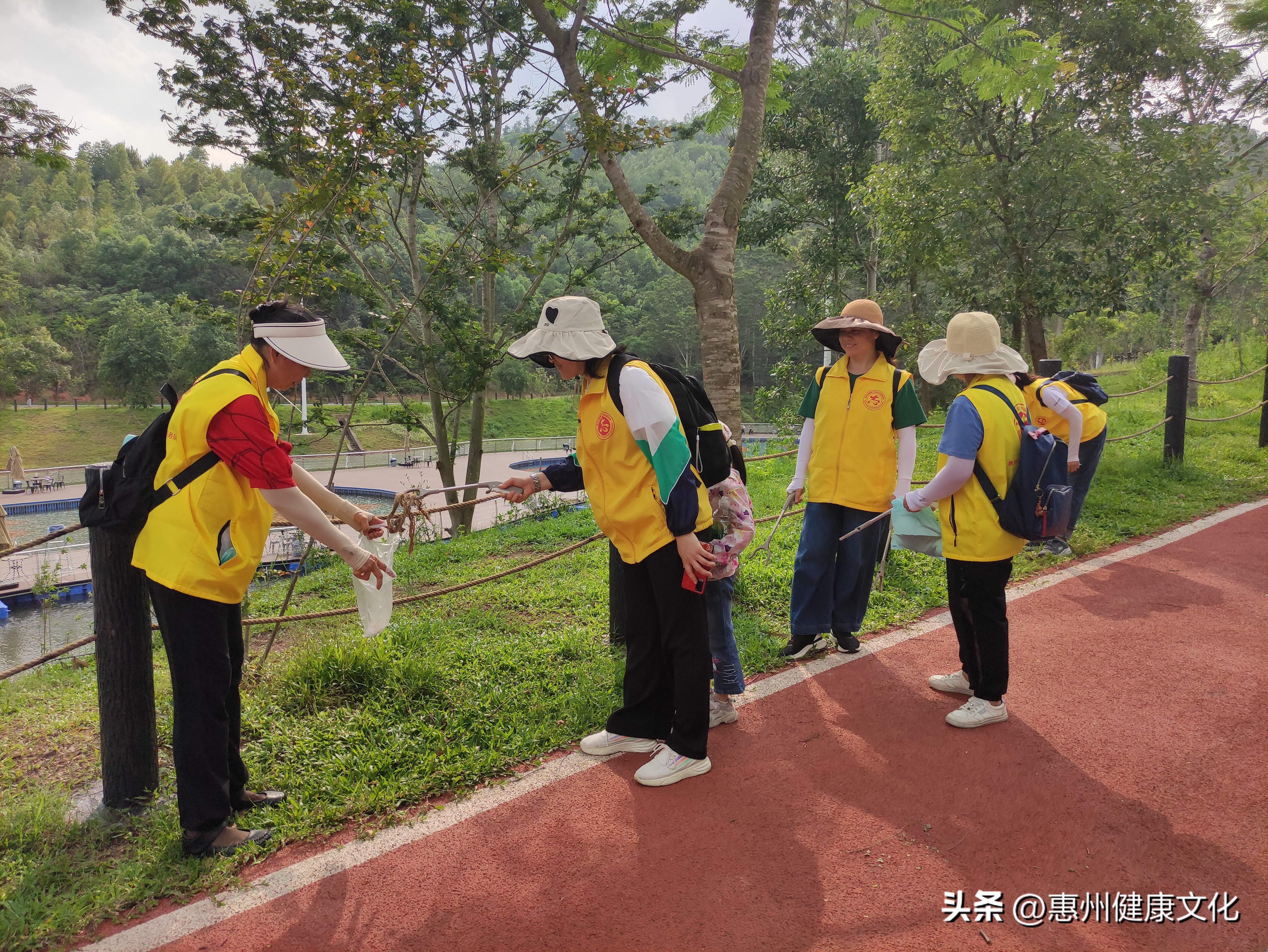 炎炎夏日抵挡不住志愿者的热情,酷暑六月为我们的志愿者点赞