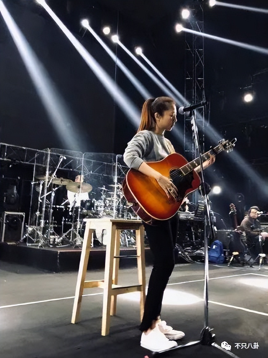 以前因为爱情现在因为钱,当初因为钱在一起后来变成了爱