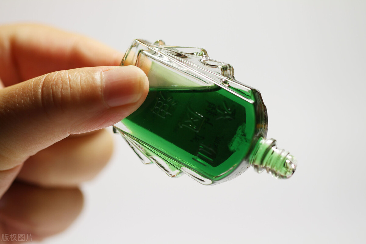 两根手指被502胶水粘到了该怎么弄,手指夹上沾上了502胶水怎样去除