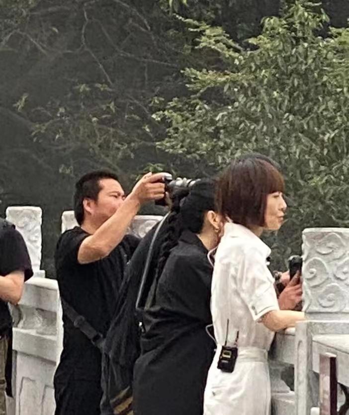 鲁豫51岁瘦得像纸片人,52岁鲁豫穿上万元鞋爬山