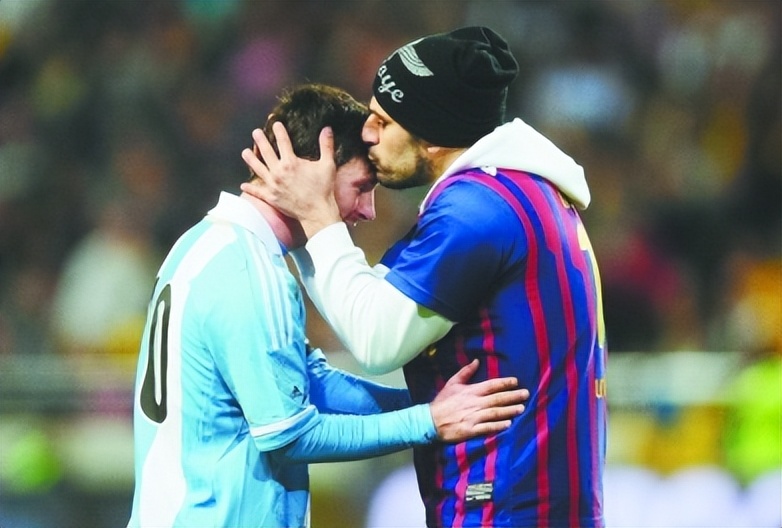 闯球场的球迷,球迷冲进球场拥抱梅西跑了多少米