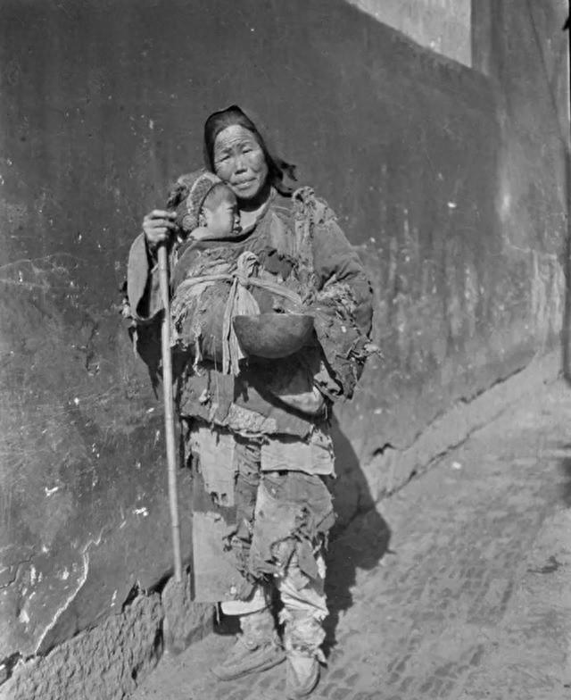 侵华日军残酷*行暴**，女子为活命脱下衣服让日本人拍摄，*辱侮**至死