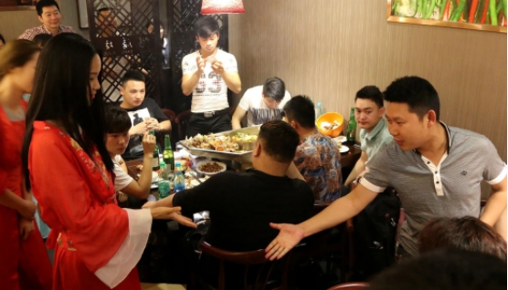 媳妇不让男人喝酒顺口溜,媳妇不让喝酒哥们求情