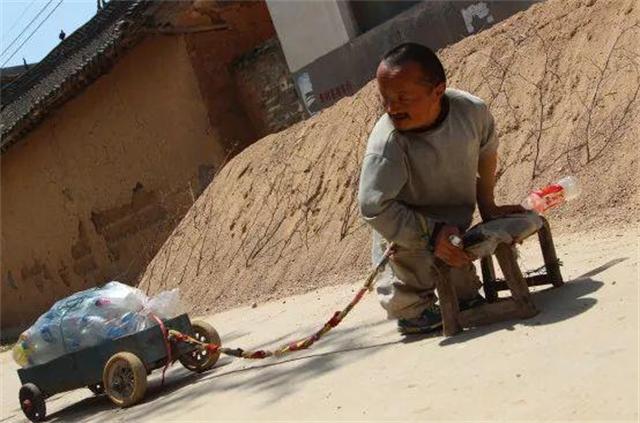 00后小伙靠捡废品养活一家4口,一男子捡垃圾养瘫痪妻子