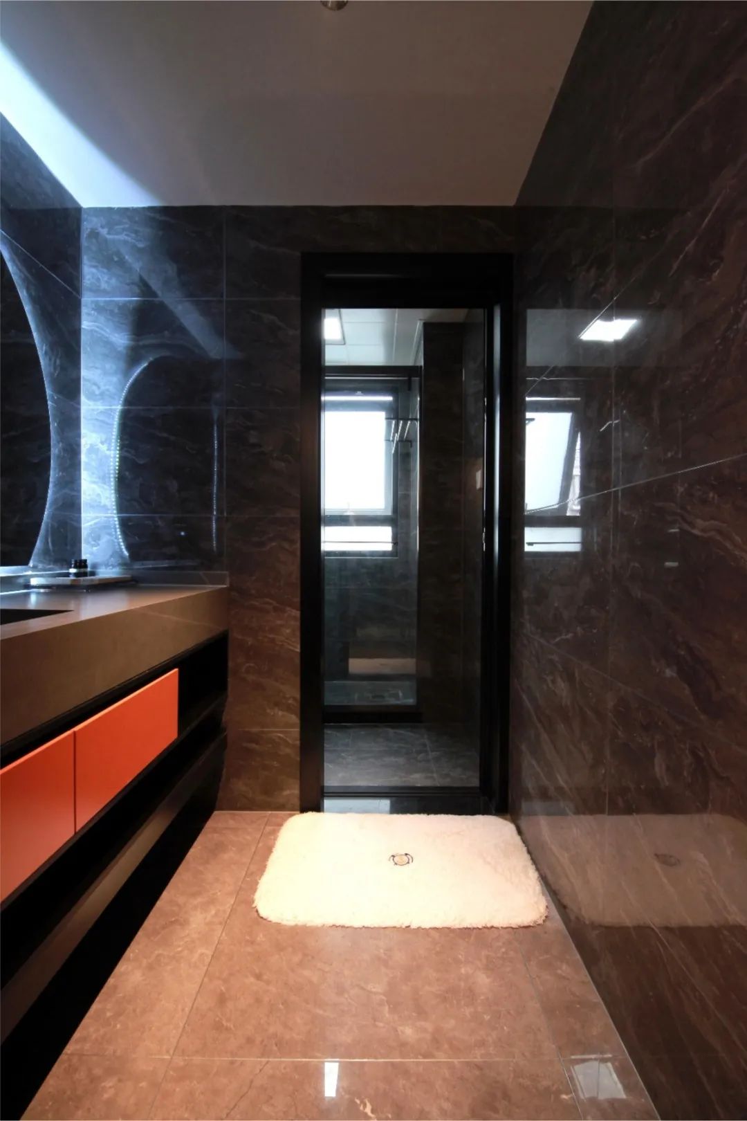 5.6米客厅餐厅一体横厅效果图,横厅客厅餐厅阳台一体装修实景图