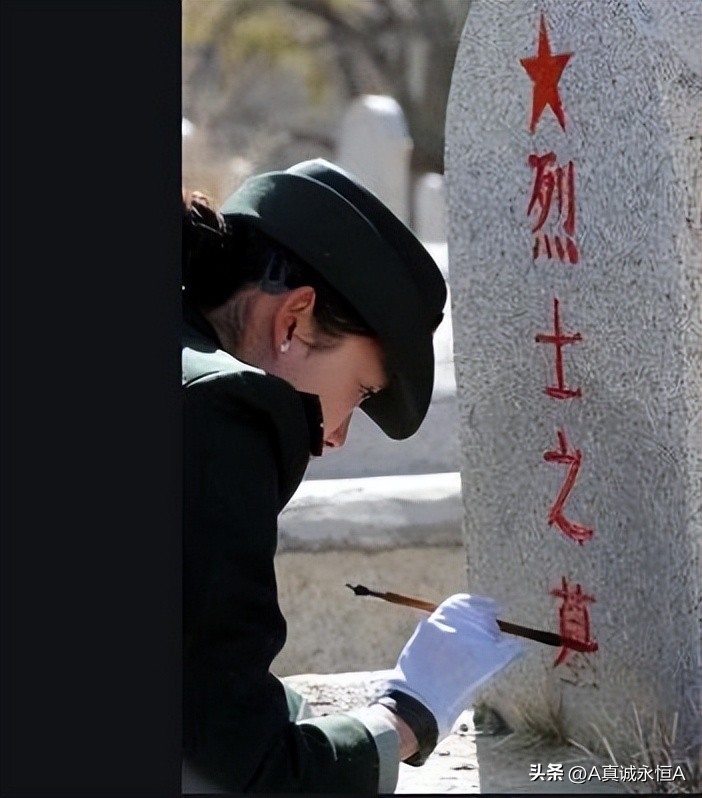 敌人一把把明晃晃的*刀刺**一齐对向她的胸口，誓死如归的女英烈王册