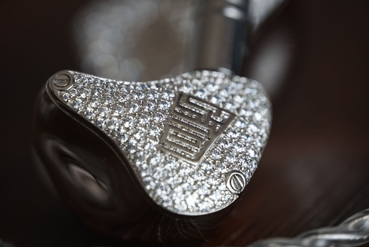 198颗宝石，铂金镀层，微动圈生物振膜，我以为高达9999元