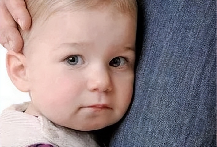 六个月宝宝不认生还笑正常吗,出生多久的宝宝会笑