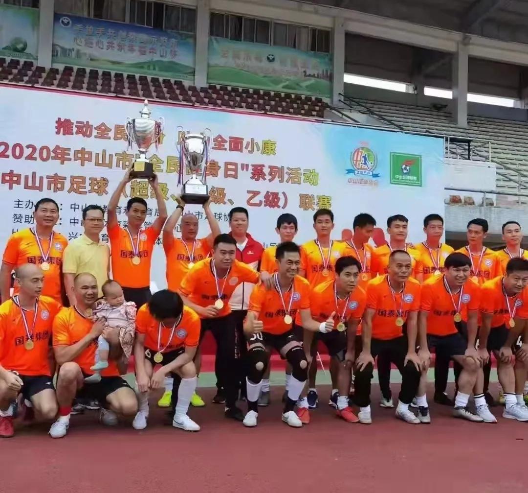 自创足球项目！影响更多孩子爱上足球！看看这位体育老师有多牛？