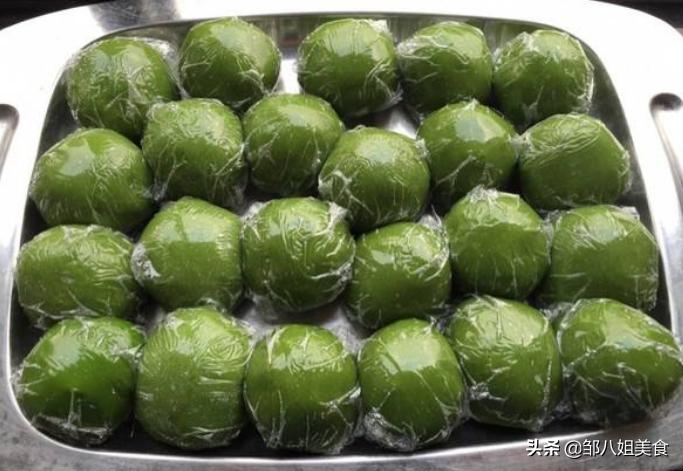 做熟的青团怎么操作呢,青团蒸出来发黑不绿怎么回事