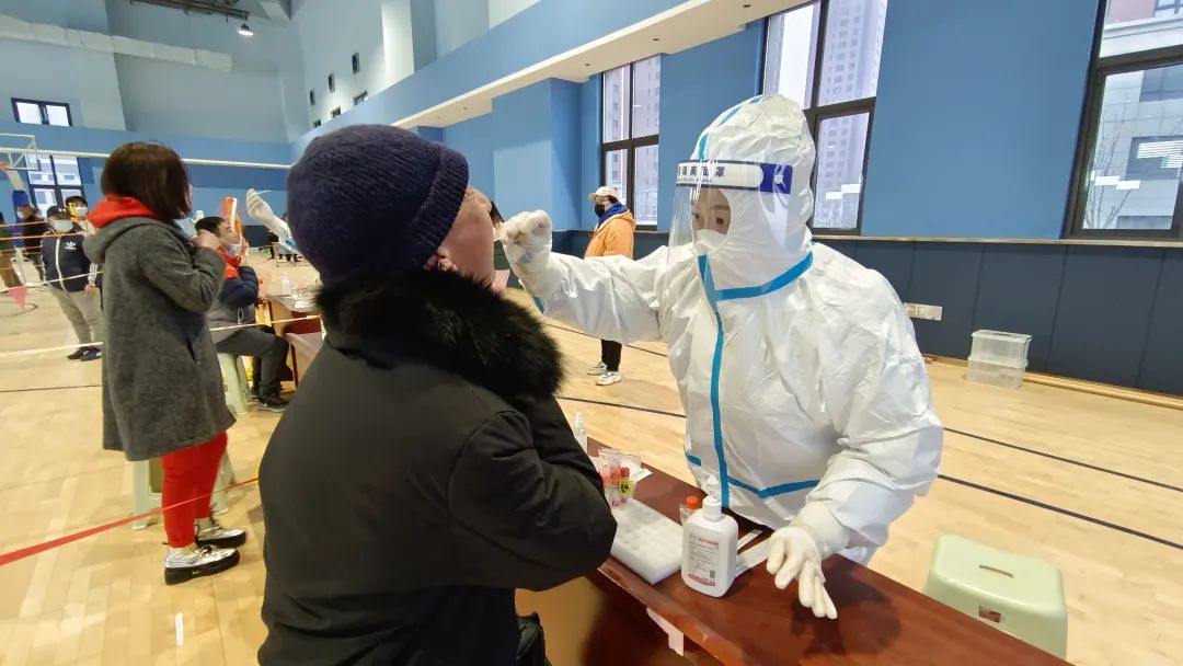 街道顺利开展核酸检测工作,高效有序街道开展全员核酸检测