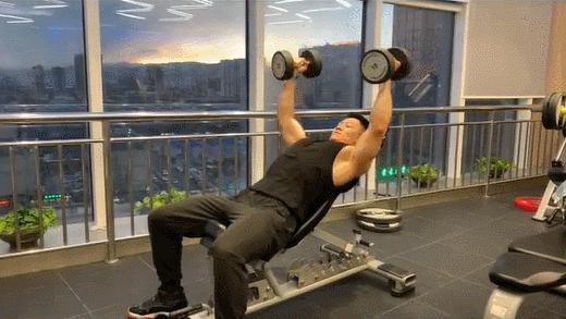 天生大小胸要怎么练胸肌才好,男生胸肌薄弱的练胸计划