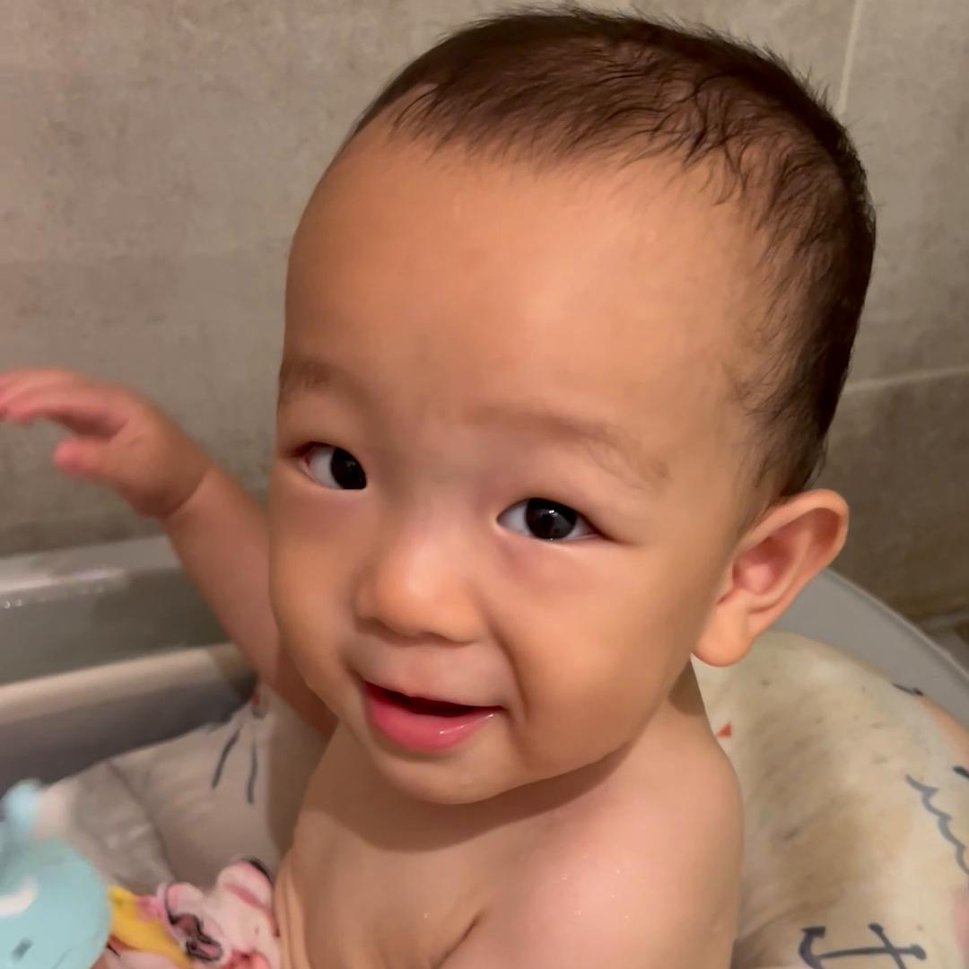 婴儿牙刷0-6个月宝宝怎么刷牙,婴儿刷牙握牙刷的正确姿势