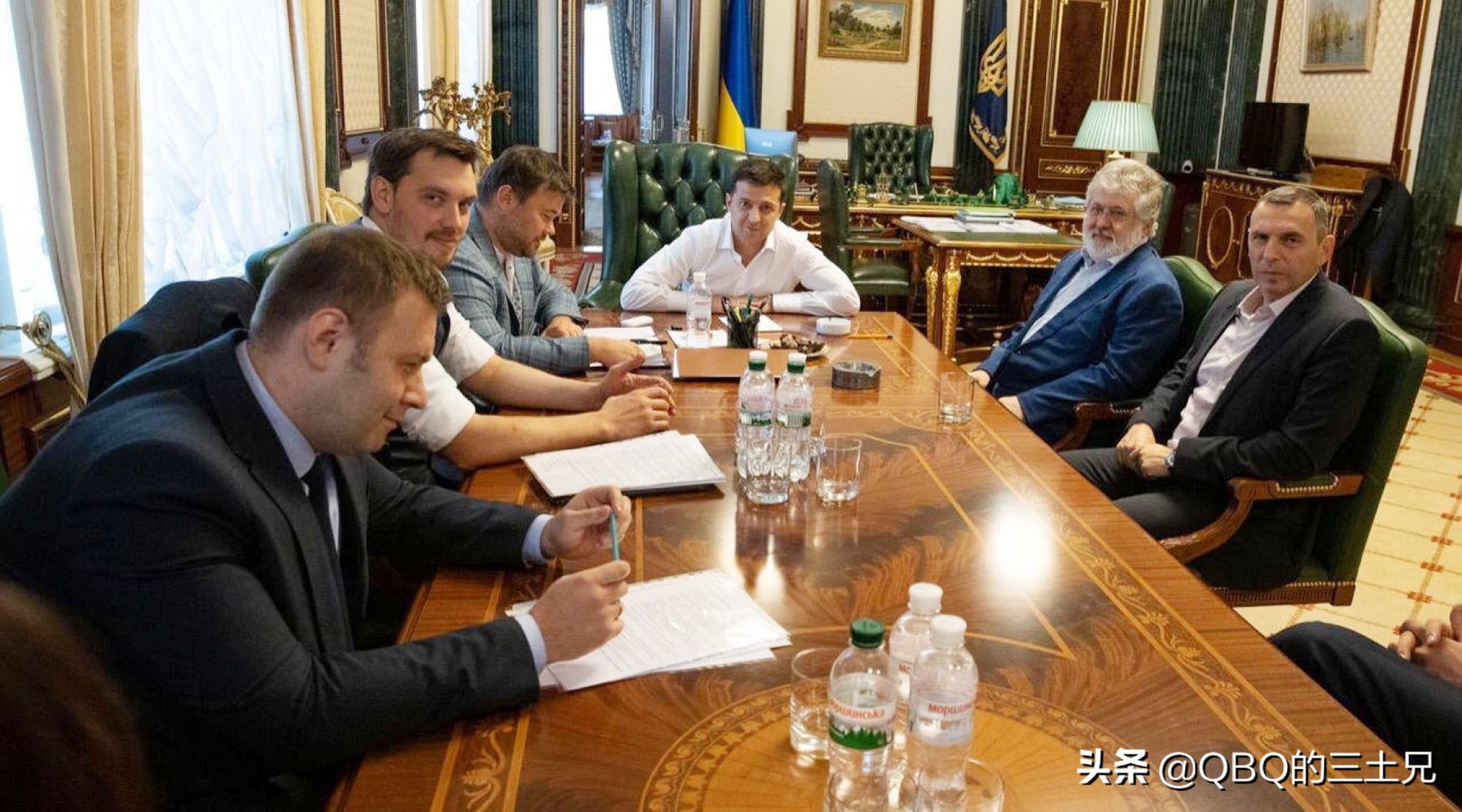 与狼同床：身为犹太人的泽连斯基，为何会让乌克兰新纳粹势力坐大