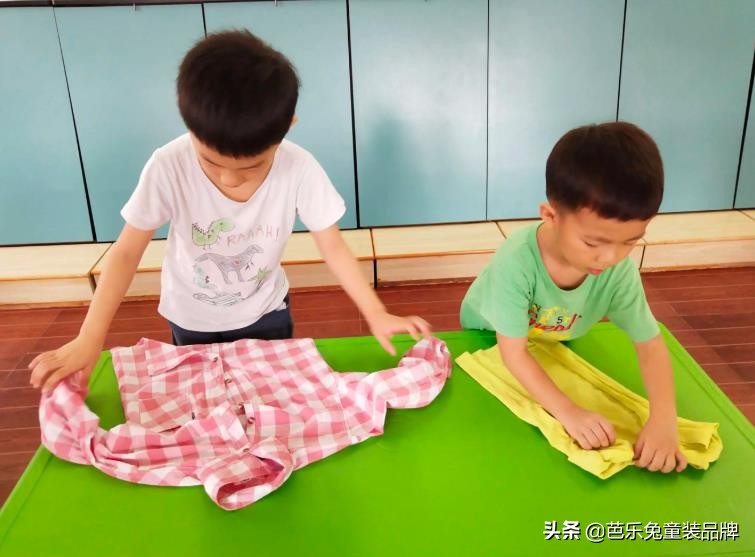 五一劳动节幼儿帮爸爸妈妈做家务,五一劳动节小朋友帮爸妈做家务