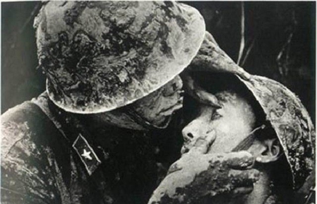 对越自卫反击战，前线战士都爱抽什么烟？女兵抽烟是为了“帮忙”